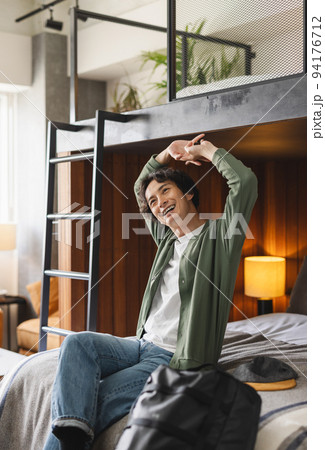 ホテルでくつろぐ男性 94176712