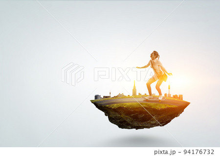 Young woman riding her skateboard 94176732