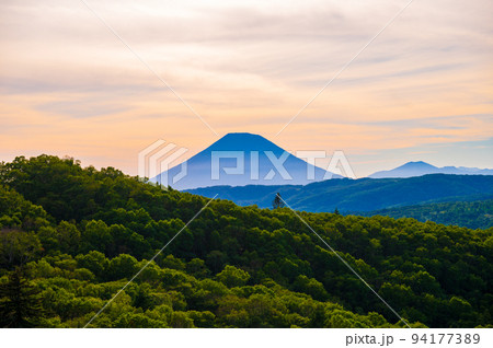 夕日に染まる空に美しい稜線が幻想的に映る羊蹄山｜北海道 94177389