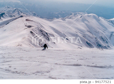 月山の冬 山頂からの山スキー 月山の冬 山頂からの山スキー 94177521