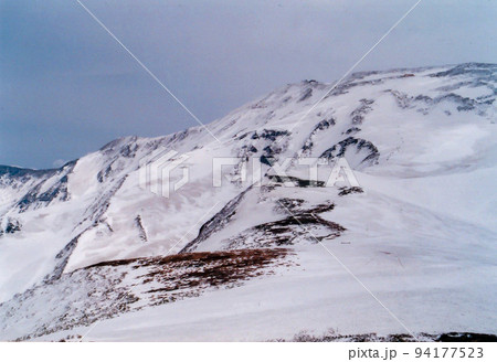 月山の冬 登山道から山頂を見上げる 月山の冬 登山道から山頂を見上げる 94177523