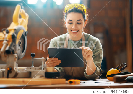 woman carpenter in workshop 94177605