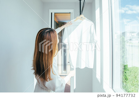 洗濯物を干す女性　Washing 94177732