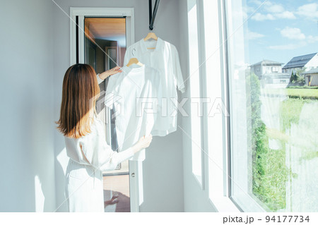 洗濯物を干す女性　Washing 94177734