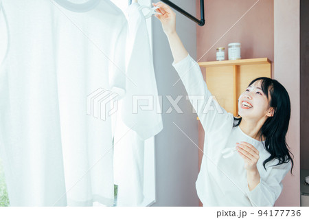 洗濯物を干す女性　Washing 94177736