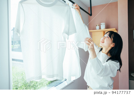 洗濯物を干す女性　Washing 94177737