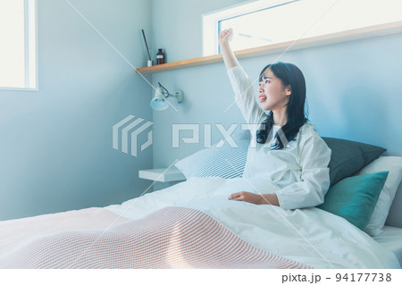 ベットで目覚める女性　morning 94177738