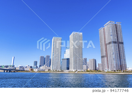 東京都中央区晴海　晴海のタワーマンションと周辺の街並み 94177746