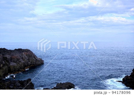 断崖絶景とスリルの城ケ崎海岸 断崖絶景とスリルの城ケ崎海岸 94178096