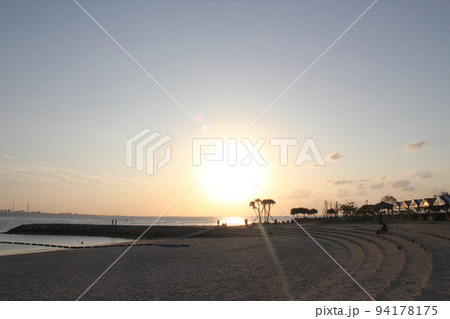 沖縄・北谷公園サンセットビーチに沈みゆく夕陽 沖縄・北谷公園サンセットビーチに沈みゆく夕陽 94178175