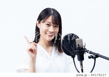 歌う若い女性 94179227
