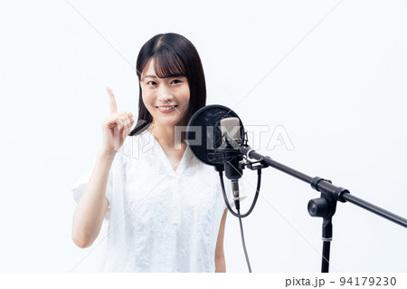 歌う若い女性 94179230