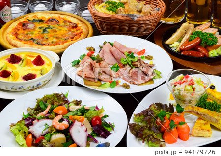 忘新年会や歓送迎会に洋食のパーティー料理 94179726
