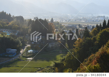 秋が色濃く出ている生居川ダムから見た上山市 94180044