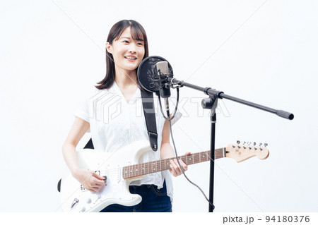 歌う若い女性、エレキギター 94180376