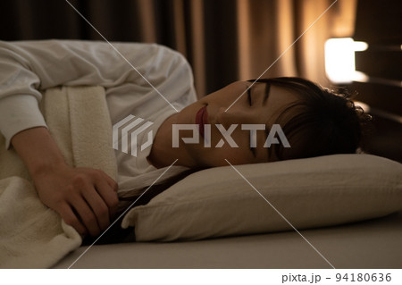睡眠・眠る女性イメージ 94180636