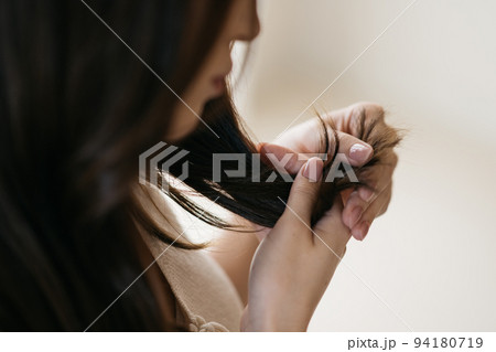 ダメージヘア・枝毛・癖毛に悩む女性 ダメージヘア・枝毛・癖毛に悩む女性 94180719