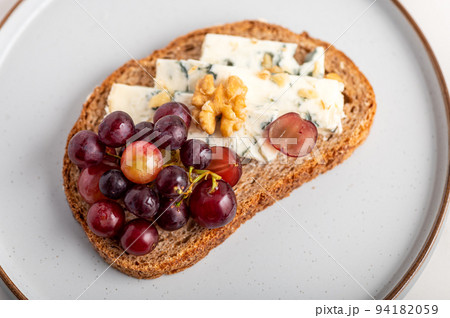 Toast with blue cheese and grapes 94182059