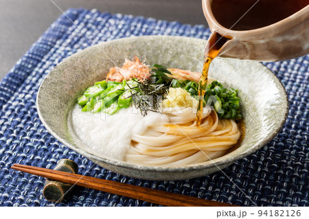 夏の定番、とろろぶっかけうどん 夏の定番、とろろぶっかけうどん 94182126