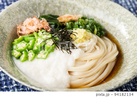 夏の定番、とろろぶっかけうどん 94182134