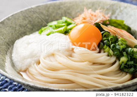 夏の定番、とろろぶっかけうどん 94182322