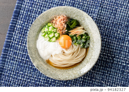 夏の定番、とろろぶっかけうどん 94182327