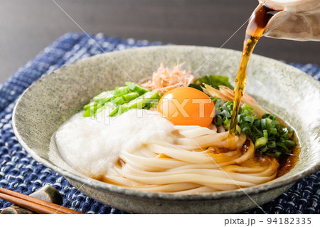 夏の定番、とろろぶっかけうどん 94182335