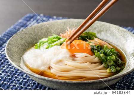 夏の定番、とろろぶっかけうどん 94182344