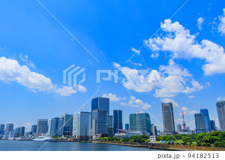 【東京の都市風景】築地大橋から都心方向の風景 94182513