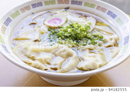 美味しいワンタン麺 94182555