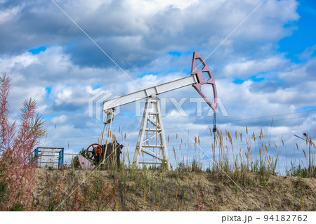 A single-shoulder rocking machine at oil field 94182762