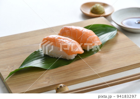 サーモンの握り寿司二貫 94183297