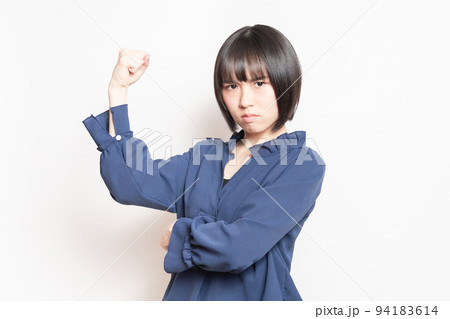 白背景の前に立って、怒っている若い女性 白背景の前に立って、怒っている若い女性 94183614