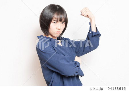 白背景の前に立って、怒っている若い女性 白背景の前に立って、怒っている若い女性 94183616