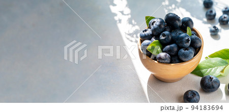 Blueberries banner, berry in wooden bowl, on bright background. Healthy food template, mockup with copy space. 94183694