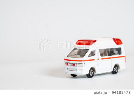 ミニカーの救急車 ミニカーの救急車 94185478