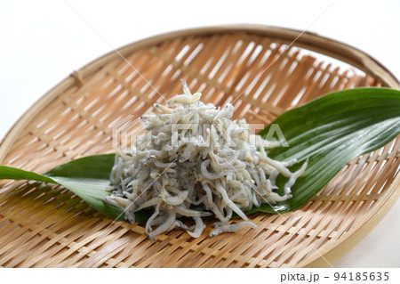 笊に盛った釜揚げしらす 94185635
