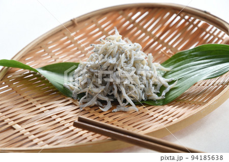 ざるに盛った釜揚げしらすとお箸 ざるに盛った釜揚げしらすとお箸 94185638