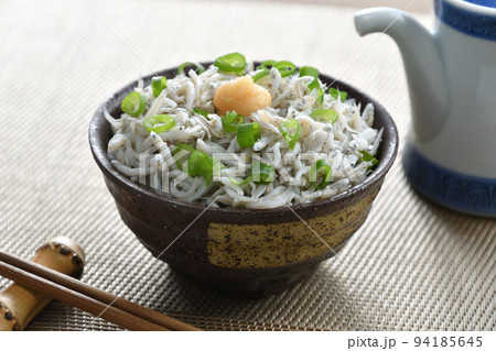 しょうがをのせた釜揚げしらす丼とお箸と醤油差し しょうがをのせた釜揚げしらす丼とお箸と醤油差し 94185645