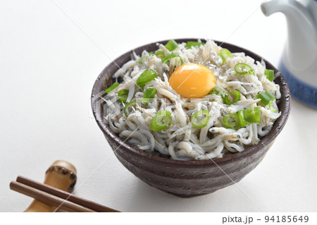 玉子をのせた釜揚げしらす丼と箸と醤油差し 玉子をのせた釜揚げしらす丼と箸と醤油差し 94185649