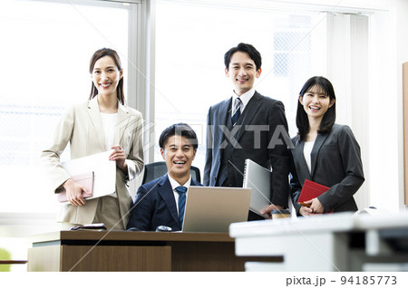 ビジネス オフィス 集合写真 カメラ目線 4人 男女の写真素材 [9418…