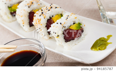 Tuna and avocado sushi uramaki Tuna and avocado sushi uramaki 94185787