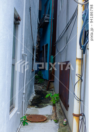寂れた路地裏の細い路地 寂れた路地裏の細い路地 94186798