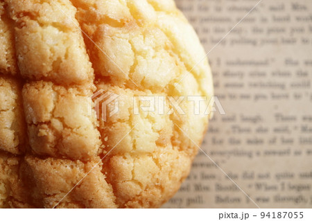 焼きたてのメロンパン　背景英文 94187055