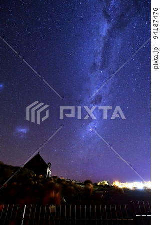 ニュージーランド南島の観光スポット、世界一星空がきれいな場所、冬のテカポ湖羊飼いの教会にて ニュージーランド南島の観光スポット、世界一星空がきれいな場所、冬のテカポ湖羊飼いの教会にて 94187476