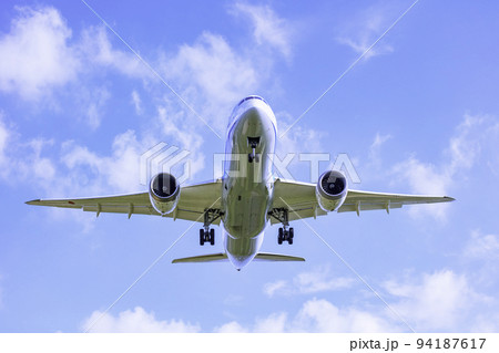 着陸する飛行機 ボーイング787 着陸する飛行機 ボーイング787 94187617