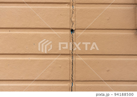 築25年の一戸建ての亀裂の入った壁部分 築25年の一戸建ての亀裂の入った壁部分 94188500