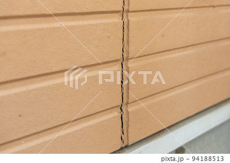 築25年の一戸建ての亀裂の入った壁部分 94188513