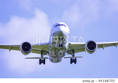 着陸する飛行機 ボーイング787 着陸する飛行機 ボーイング787 94188705