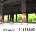 南禅寺三門と青もみじ 94188803